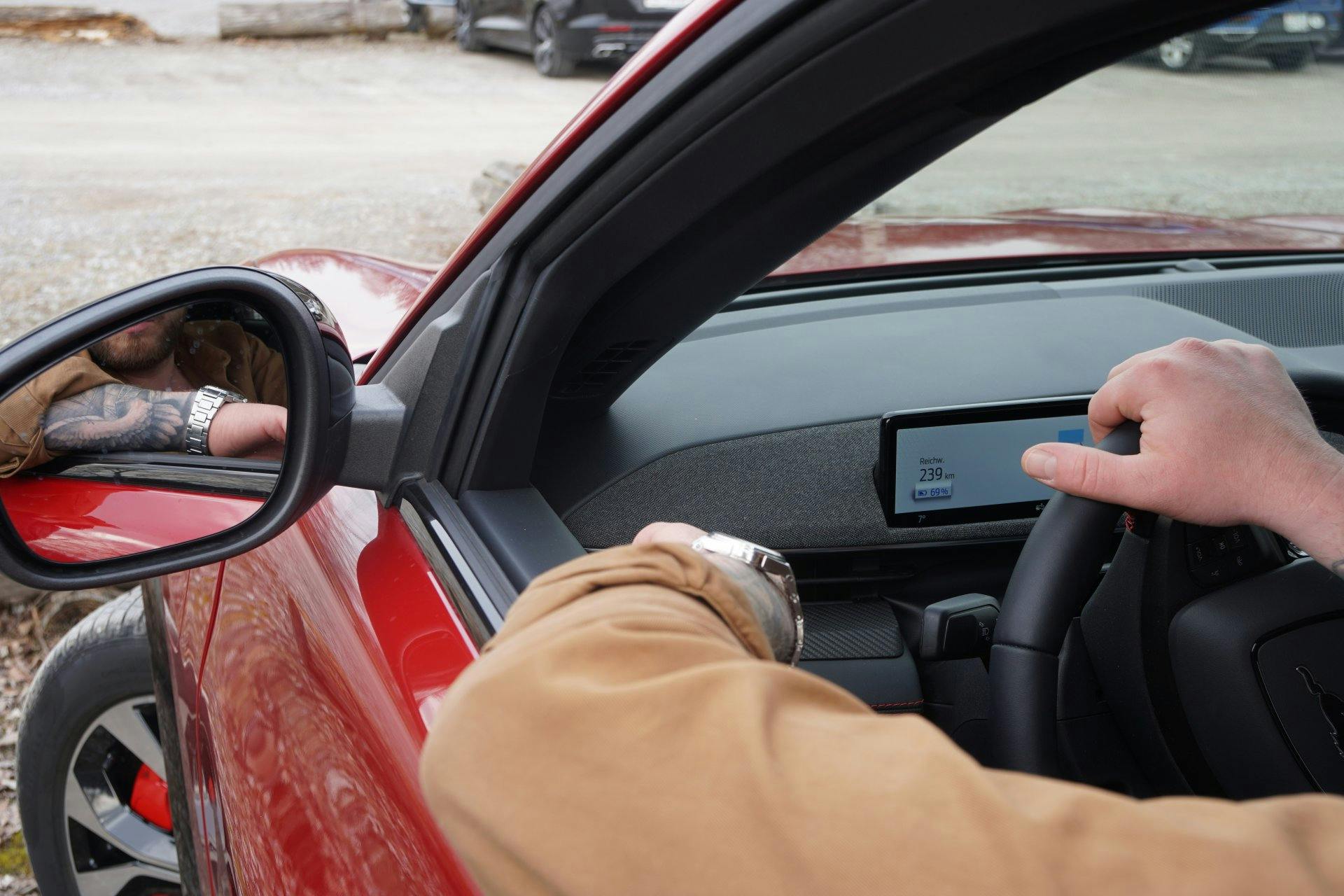 Cool ist nicht nur der neue Ford Mustang Mach-E, auch der geheimnisvolle Fahrer lässt gerne mal den Rocker oder den Arm raushängen.