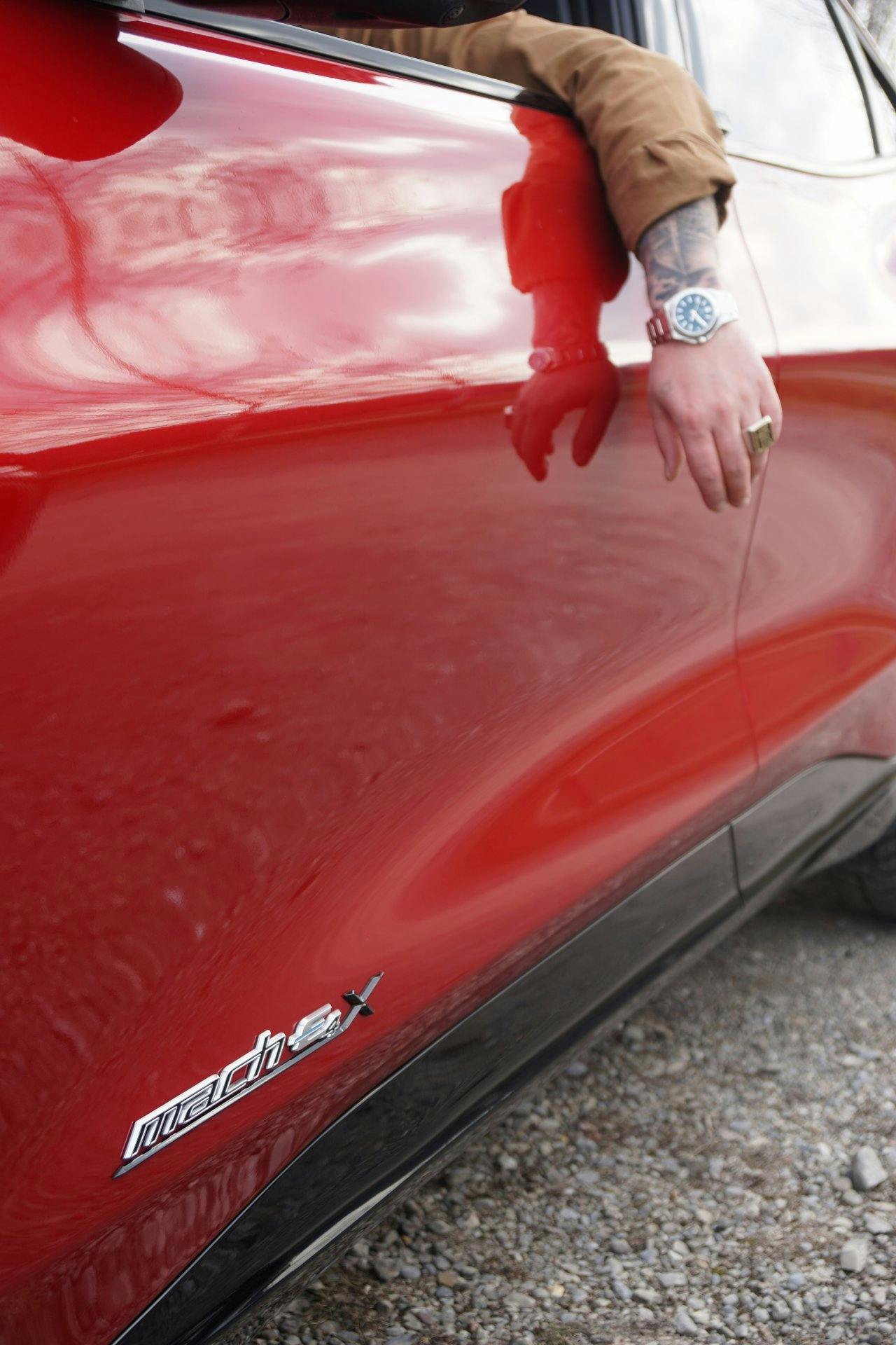 «Born to be wild» ist einer der Lieblingssongs des unbekannten Fahrers. Und «Born to be wild» kann auch der neue Ford Mustang Mach-E.