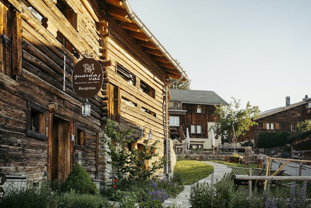 Der gesamte Erlös der Auktion fliesst in die Arbeit von Pink Ribbon Schweiz: Maiensäss-Hotel Guarda Val.