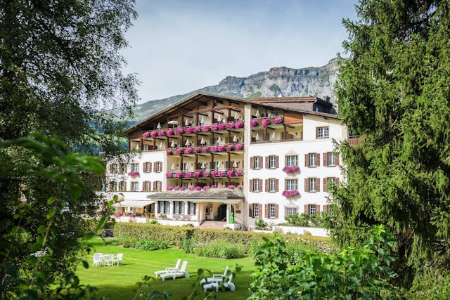 Das 4-Sterne-Superior-Hotel Adula vor wunderschöner Kulisse: Hier lässt es sich entspannen.