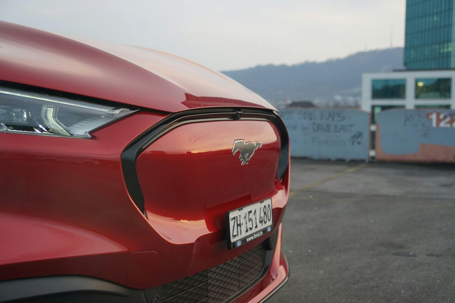 Wo Pony drauf ist, ist euch ein Pony drin! Der neue Ford Mustang Mach-E hat das Temperament und die Sportlichkeit von seinem Vorgänger übernommen.