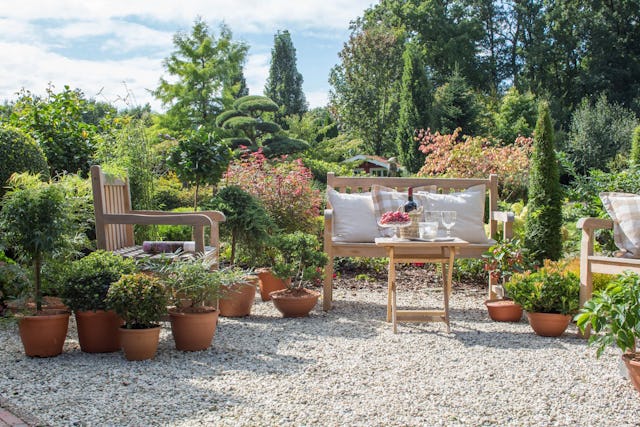 Gestalte deinen Garten mit gemütlichen Sitzgelegenheiten: Klassische Gartenmöbel.