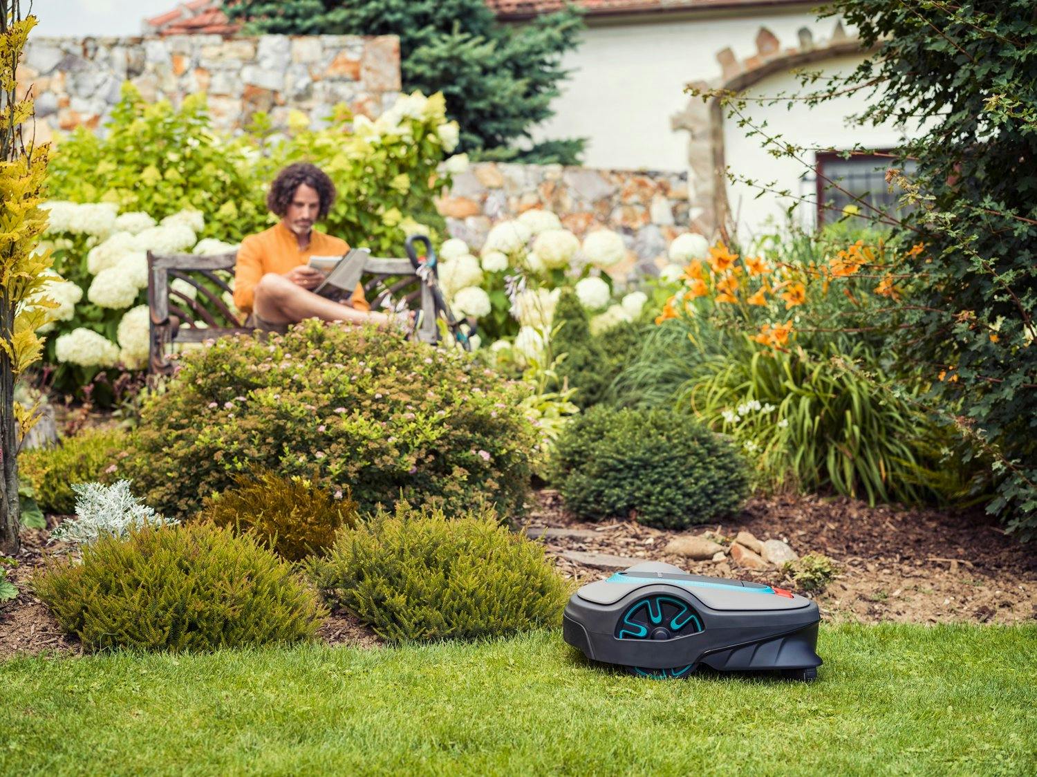 Einfach zurücklehnen und den Gartenroboter machen lassen.