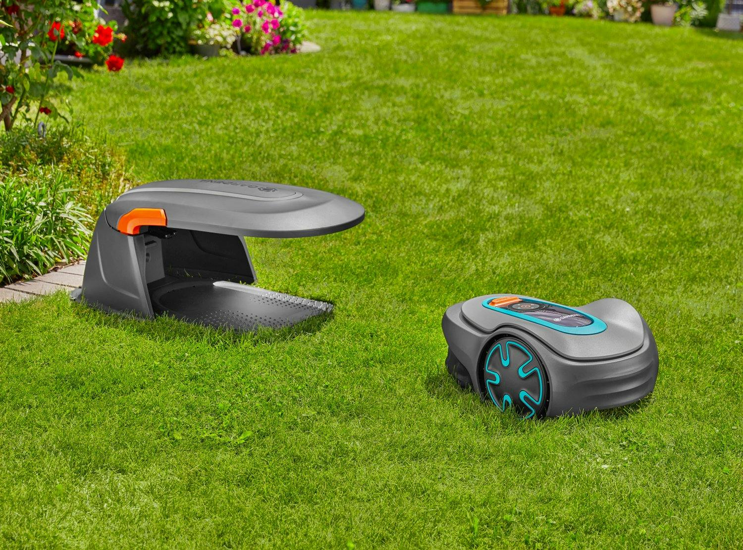 Sogar seine eigene Garage hat der selbstständige Rasenmäher.