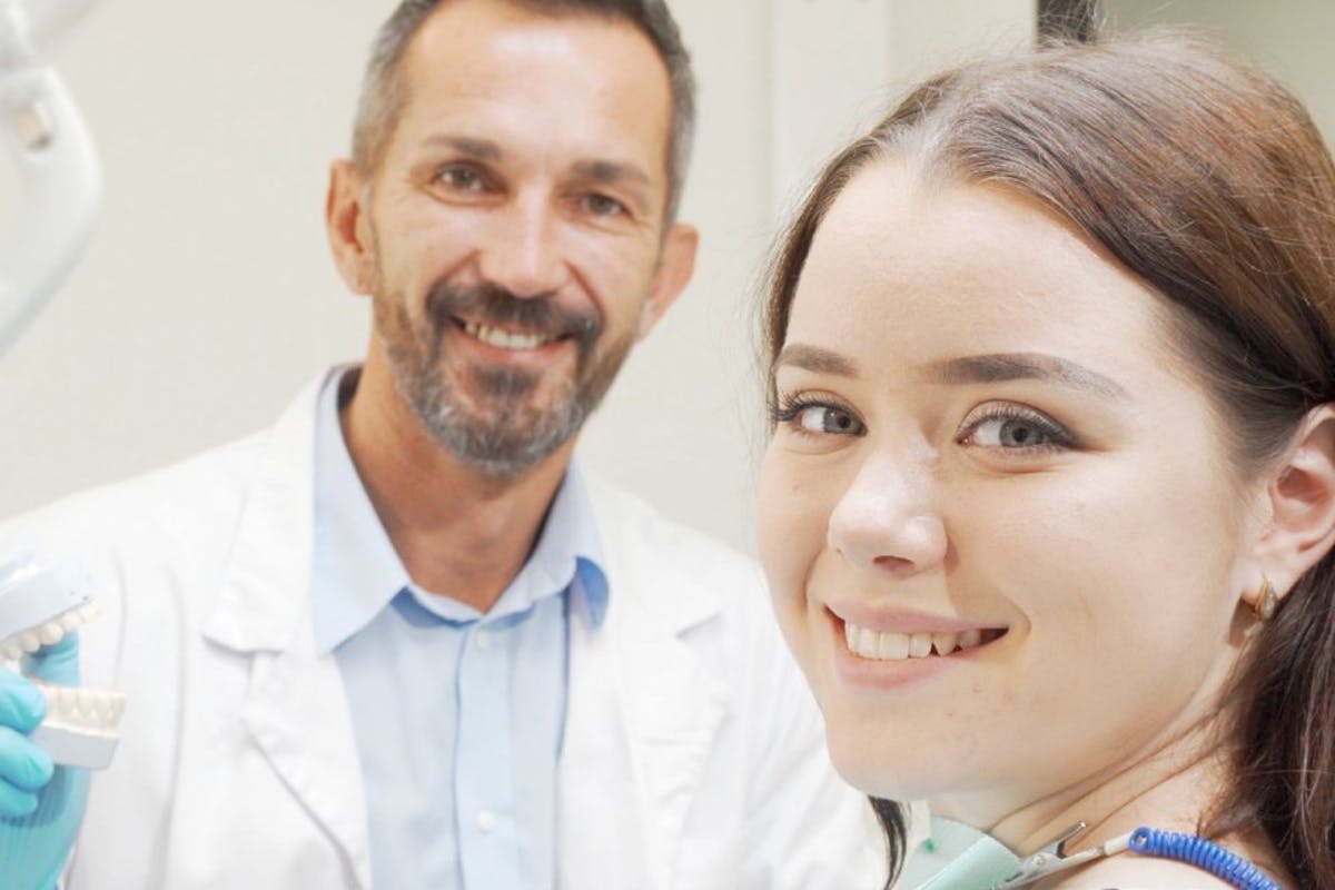 Die dazu eingesetzten Apparaturen und Geräte werden im Volksmund als Zahnspangen bezeichnet.