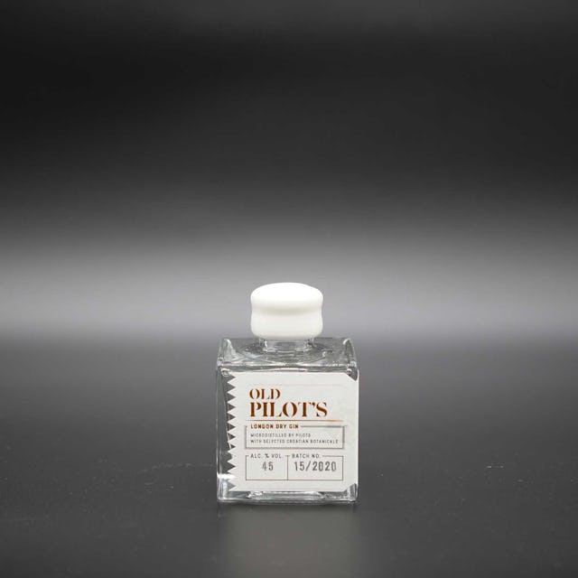 Wacholderbeeren, Orange, Lavendel, Salbei, Olivenblätter und Angelika – all das schmeckt man beim Verkosten des exklusiven Old Pilot’s London Dry Gin...
