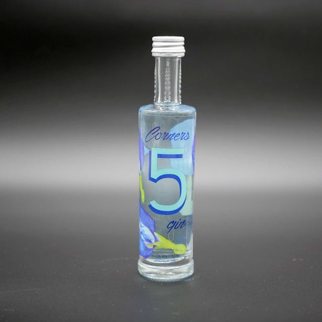 Der Five Corners Gin ist der erste Gin der Welt, der seine Farbe ändert. Ein wenig Zitronensaft verwandelt sein kühles Blau in leuchtendes Pink. Dazu...