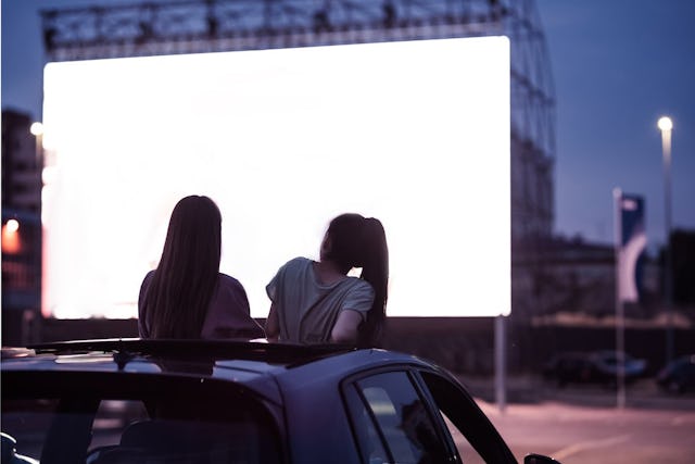 Au drive-in, vous et votre amie pouvez discuter autant que vous le souhaitez sans déranger les autres spectateurs.