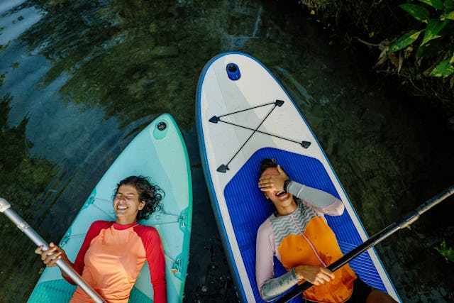 Vous n’avez jamais osé faire du stand-up paddle? Avec sa meilleure amie, même tomber à l’eau peut créer des fous rires mémorables.