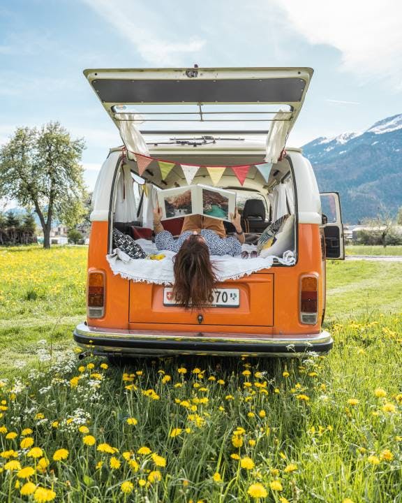 La blogueuse de voyage est souvent sur les routes. Rien de tel qu’un moment tranquille pour se remémorer les meilleurs souvenirs de ses aventures.