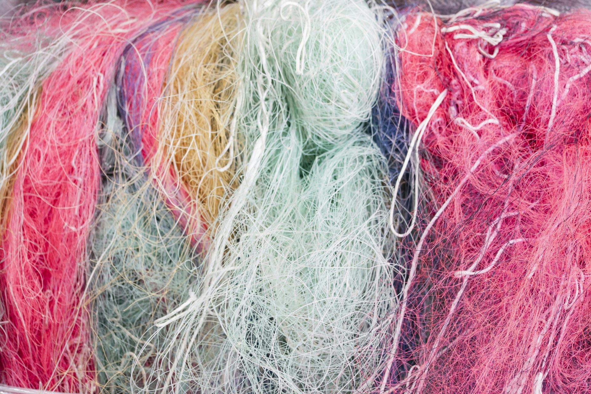 Les produits de haute qualité tels que des tapis ou les tapis de sol pour voitures sont fabriqués à partir de vieux filets de pêche.