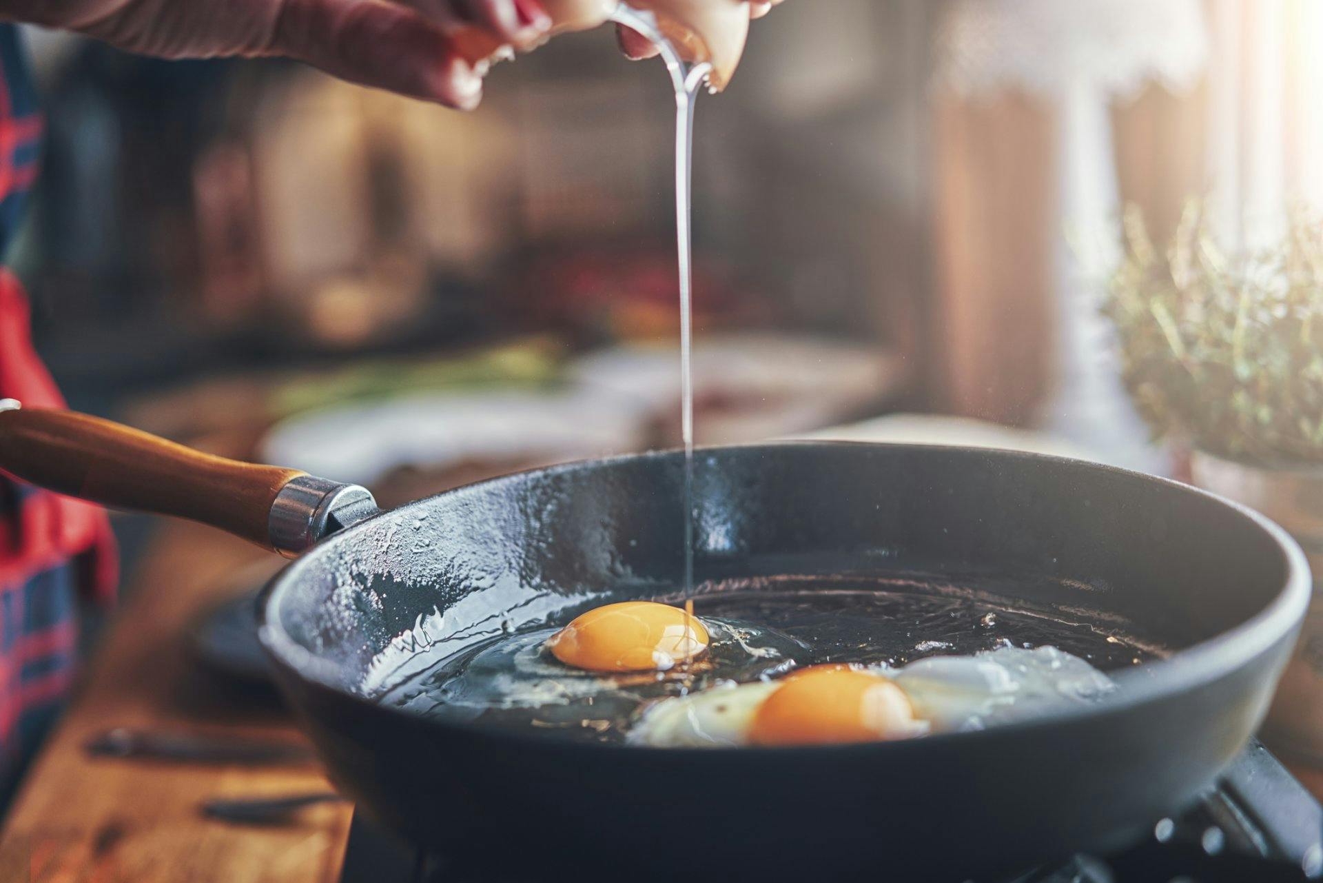 Les aliments qui contiennent suffisamment de protéines et de glucides sont les meilleurs après l'exercice. Les œufs sont la source parfaite de protéin...