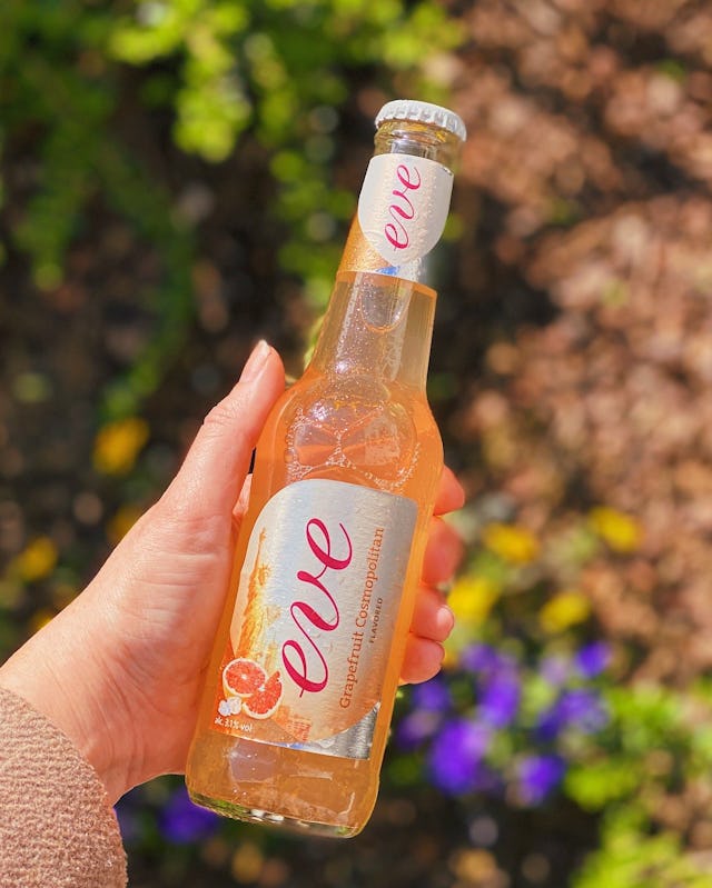 Pour préparer un Cosmopolitan qui détonne, il ne faut pas plus de quatre ingrédients et, surtout, une Eve Grapefruit Cosmopolitan.