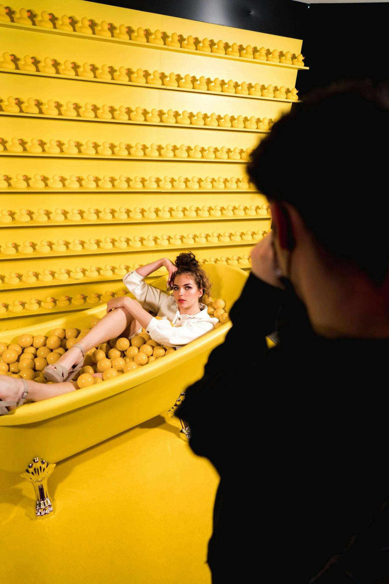 ... ou pour la reine du soleil prenant un bain de petites boules jaunes,