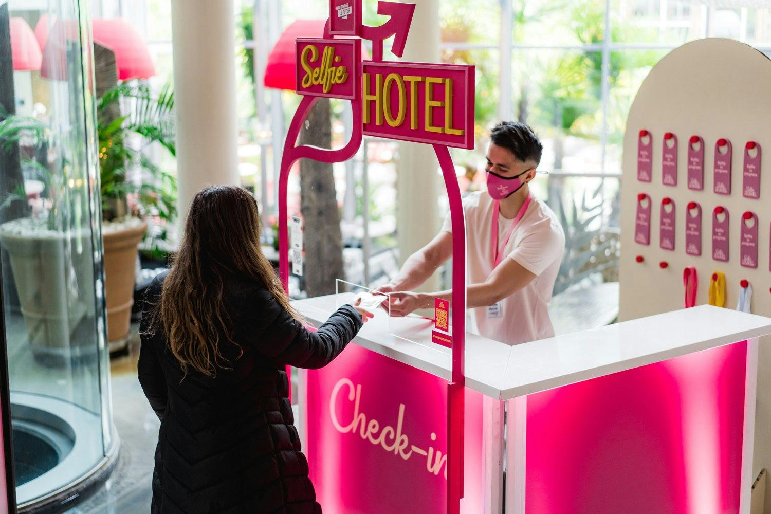 Fais ton check-in à la réception du Selfie Hotel et prends part à la grande action en faveur de la durabilité et de la beauté de la vie.