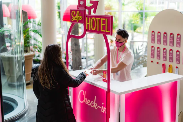 Fais ton check-in à la réception du Selfie Hotel et prends part à la grande action en faveur de la durabilité et de la beauté de la vie.