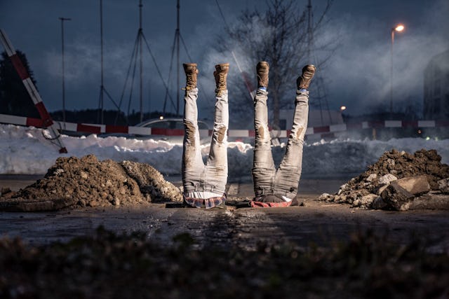 Riklins tauchen in den Boden, Kunst ist unter uns, 2021, Courtesy Fondation Riklin