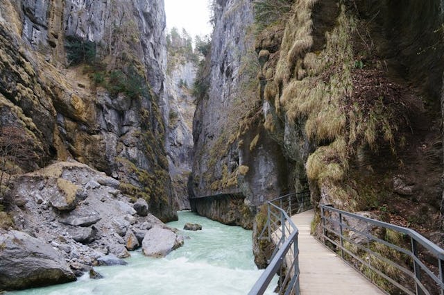 Im Haslital bei Meiringen hat sich die Aare eine bis zu 200 Meter tiefe Schlucht durch die Kalkfelsen gegraben.