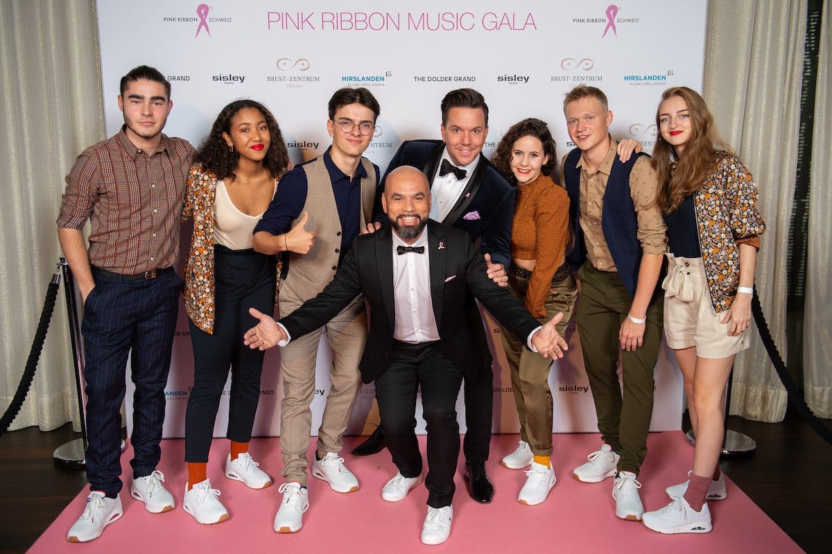 Curtis Burger gemeinsam mit den Tänzerinnen und Tänzern der letztjährigen PINK RIBBON MUSIK GALA.