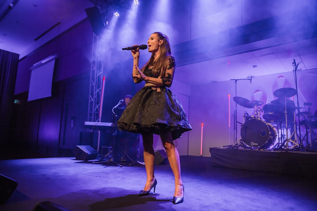 Viola Tami (Moderatorin, Theaterkünstlerin und Sängerin)