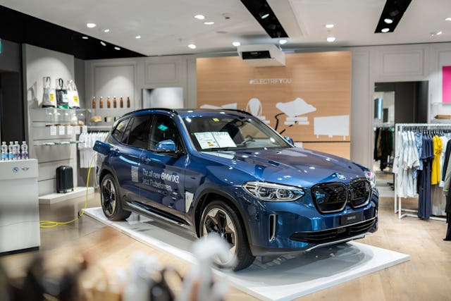 Plug-in-Hybrid oder reiner Elektroantrieb? Finde es heraus in der E-Boutique in Zürich.