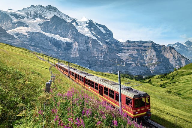 Die Jungfraubahn führt seit August 1912 von der Kleinen Scheidegg durch Eiger und Mönch bis auf das Jungfraujoch. Die Jungfraubahn führt seit August 1912 von der Kleinen Scheidegg durch Eiger und Mönch bis auf das Jungfraujoch.