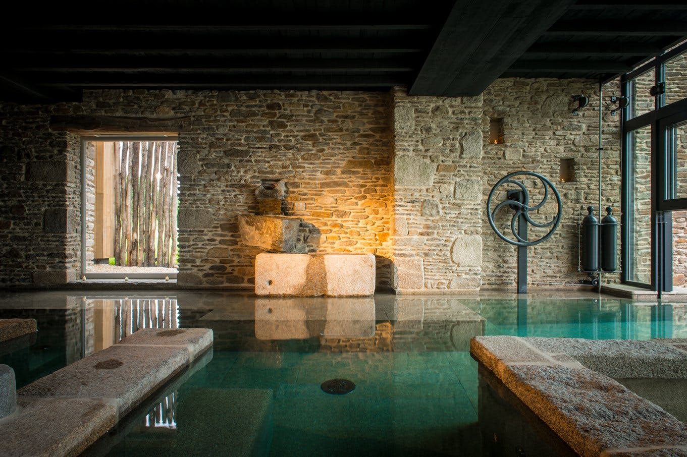 Les bains celtiques sculptés de granit de la Ferme du Vent.