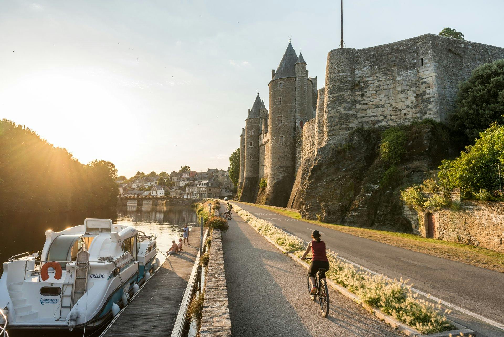 Pédalez le long des canaux à la découverte des villes et villages de caractère où on prend le temps de se perdre dans le dédale des rues médiévales.