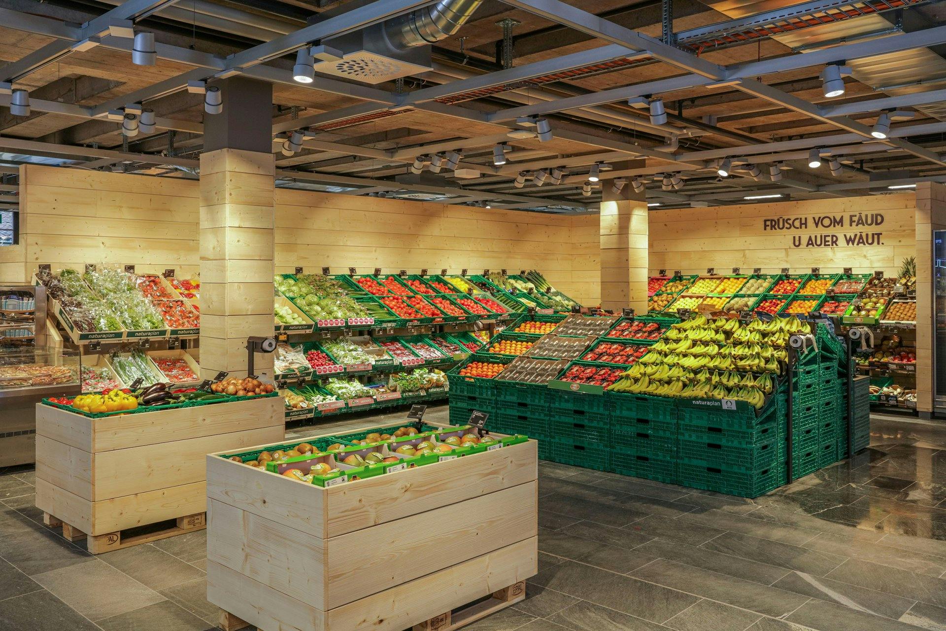 Der moderne Supermarkt führt alles für den täglichen Bedarf, saisonales Obst und Gemüse, ofenfrische Backwaren sowie regionale Produkte.