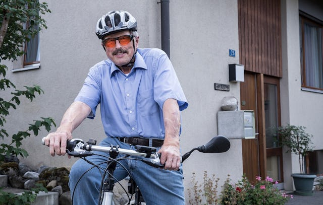 Auch unterwegs mit dem Velo geniesst Ernst Widmer seine Freiheiten, dank des Rotkreuz-Notrufs. Auch unterwegs mit dem Velo geniesst Ernst Widmer seine Freiheiten, dank des Rotkreuz-Notrufs.