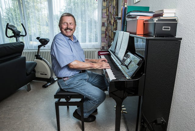 Sicher Zuhause leben: Mit dem Rotkreuz-Notruf kann Ernst Widmer unbesorgt seinem Hobby nachgehen. Sicher Zuhause leben: Mit dem Rotkreuz-Notruf kann Ernst Widmer unbesorgt seinem Hobby nachgehen.