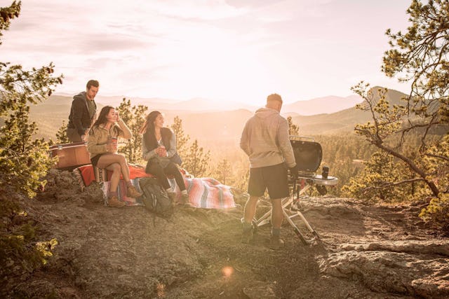 Avec le Weber Traveler, rien ne s'oppose au plaisir du barbecue.