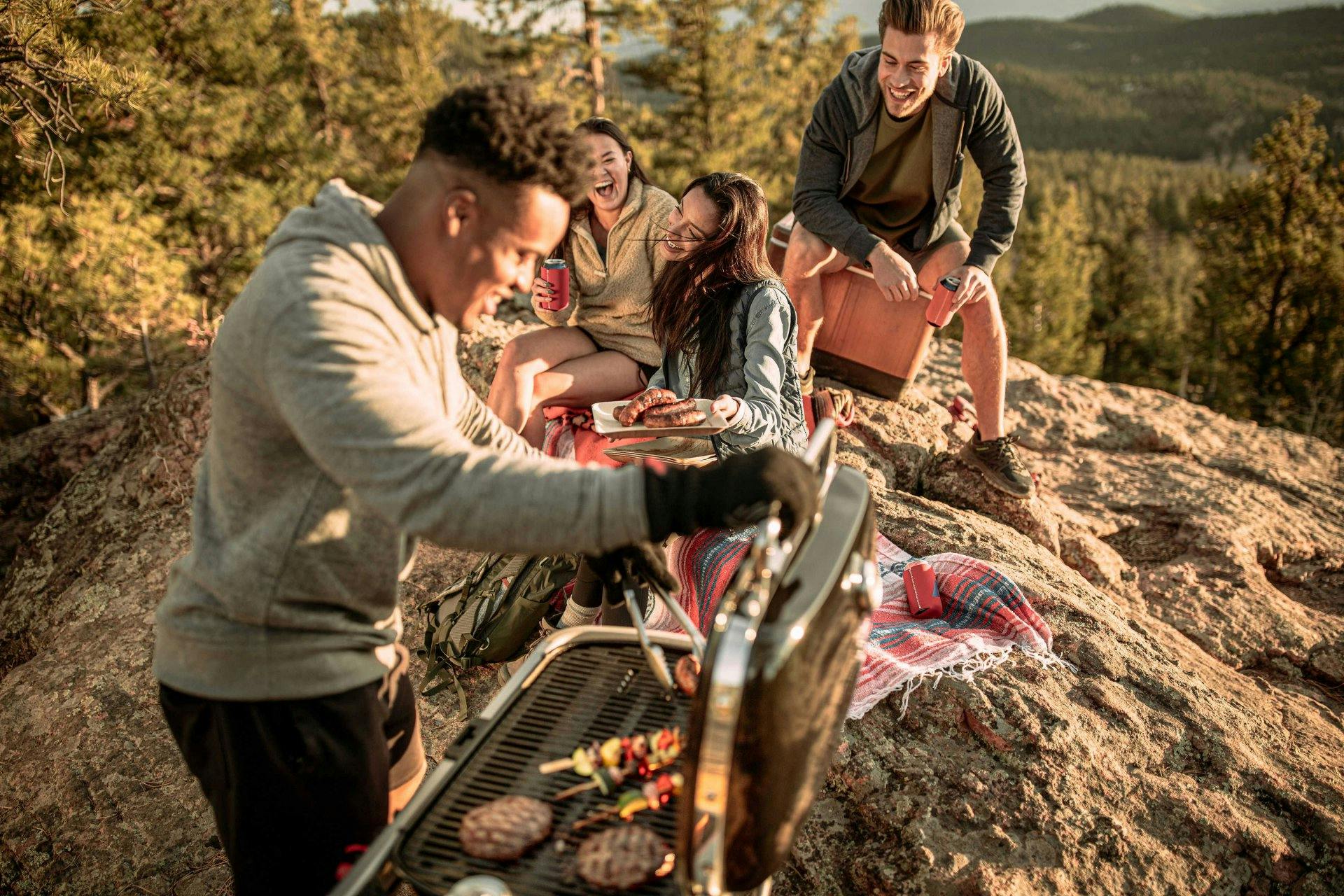 Kann sowohl an eine Camping-Gasflasche als auch an eine normale Grill-Gasflasche angeschlosssen werden.