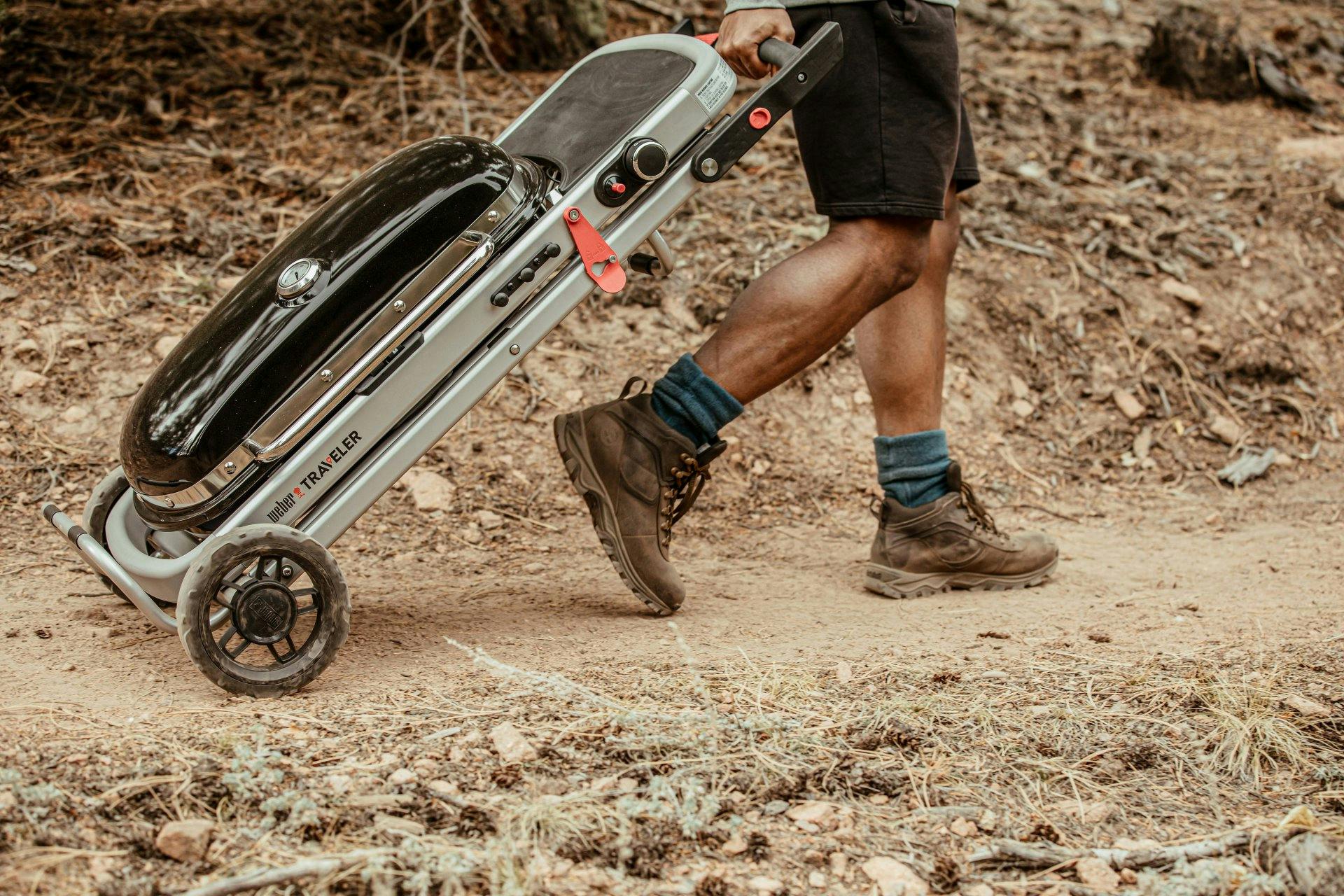 Der Weber Traveler ist faltbar und kommt überall mit dir mit.