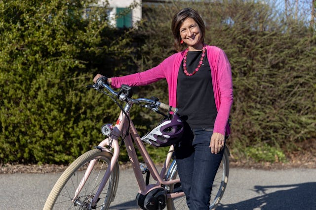 Dès qu'elle le peut, Saskia Günther, responsable du développement durable chez Swisscom, enfourche son vélo électrique.