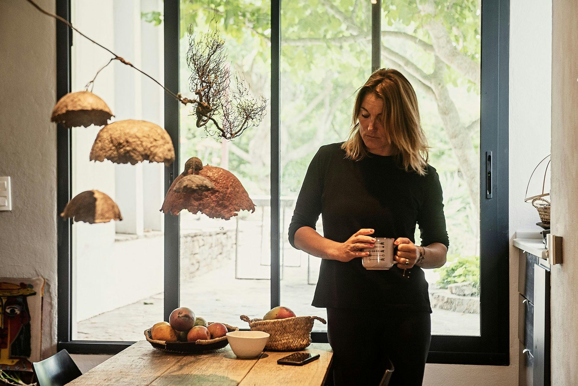 Marie profite d’une précieuse pause café avant de repartir pour l’action.