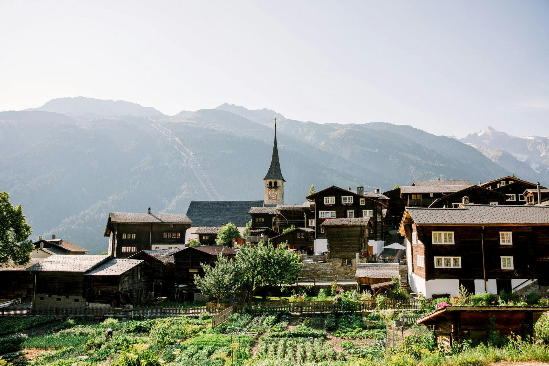 Ernen thront über Fiesch.
