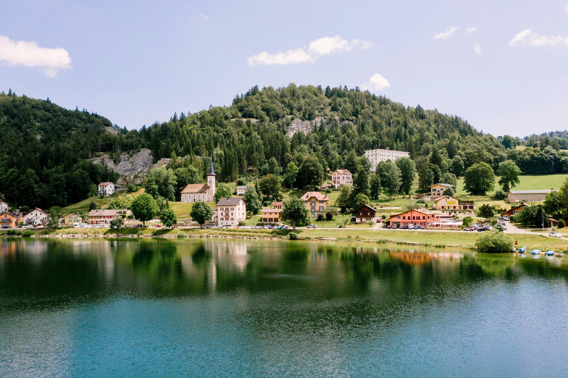 Le Pont liegt am Lac de Joux.
