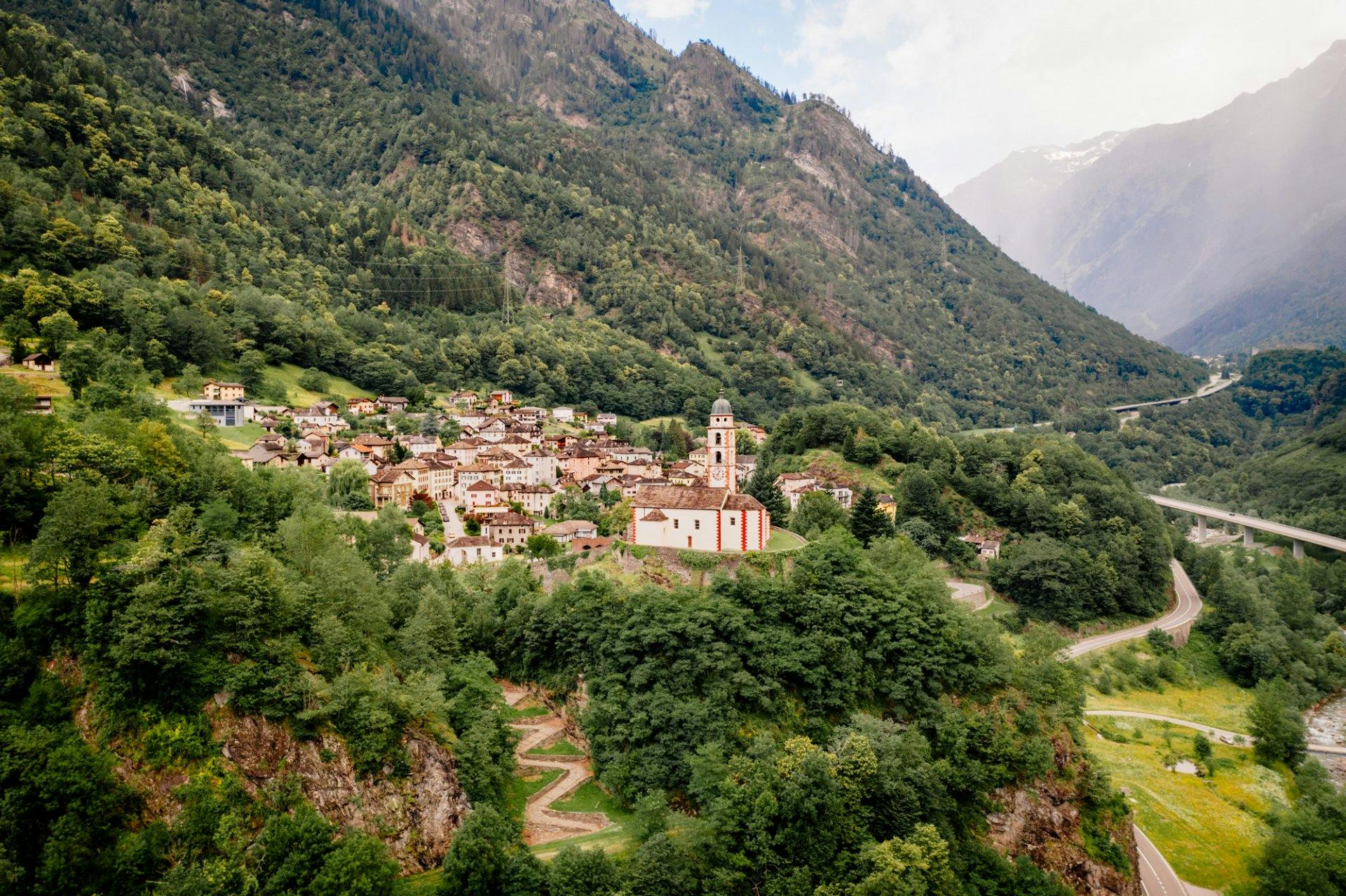 Soazza liegt auf einer Hangterasse.