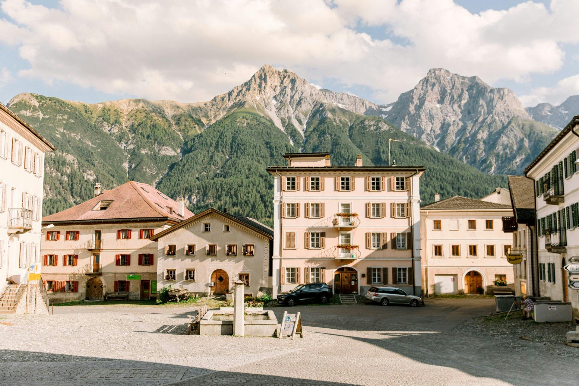 Der Dorfplatz von Sent.