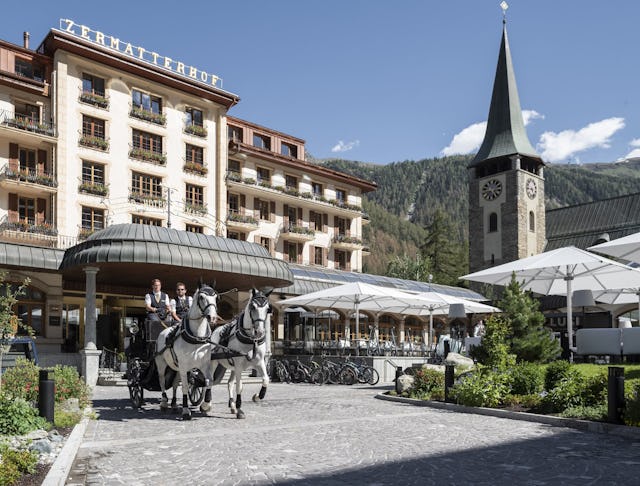 Le Zermatterhof propose à ses hôtes de rallier l’établissement en calèche depuis la gare de Zermatt. «Pluto» et «Favorit», deux lippizzans, en composent l’attelage. 