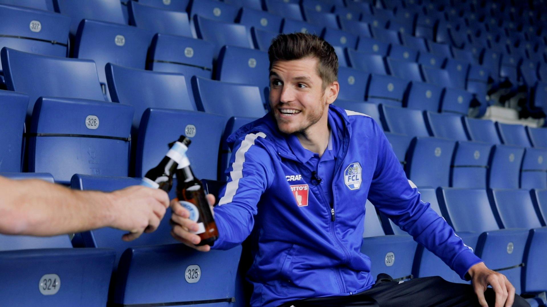 Auch Pascal Schürpf, Mittelfeld-Motor des FC Luzern, greift nach dem Training gerne zu einem Eichhof 0.0%.