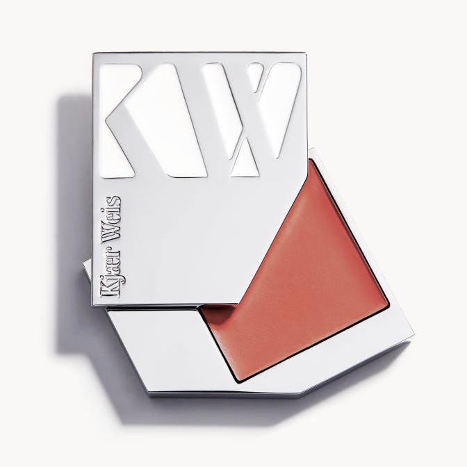 Un bocal vide? Au lieu d'un nouveau produit, Kjaer Weis propose également des recharges en ligne. Rouge de Kjaer Weis, 59 CHF sur kultkosmetik.ch.