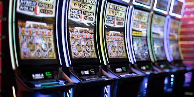 Früchte und Glocken gehören zu den typischen Glückssymbolen von Spielautomaten. Erfahre, weshalb das so ist.