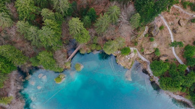 Entspannen am Blausee: Die Touristenattraktion in Kandersteg lädt zum Verweilen ein.