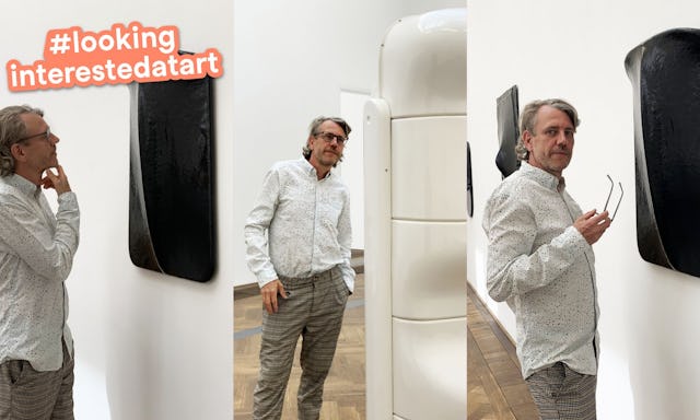 Dans les galeries d'art, la règle est la suivante : lunettes, chemise rentrée et menton légèrement appuyé sur l'index et le pouce.