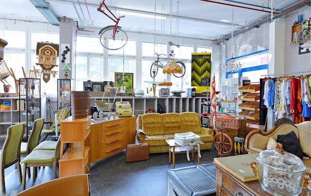 Jedes Teil, das wir Secondhand kaufen, muss nicht zusätzlich hergestellt werden – dadurch sparen wir CO2 ein.