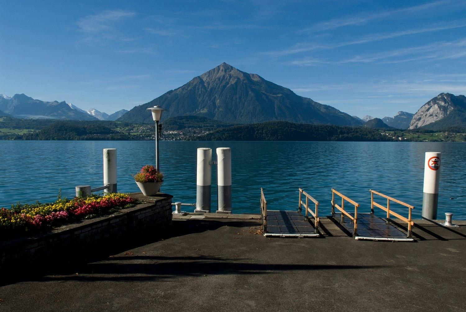 Une merveille, le Niesen et sa forme de pyramide se situent au Sud du lac de Thoune.