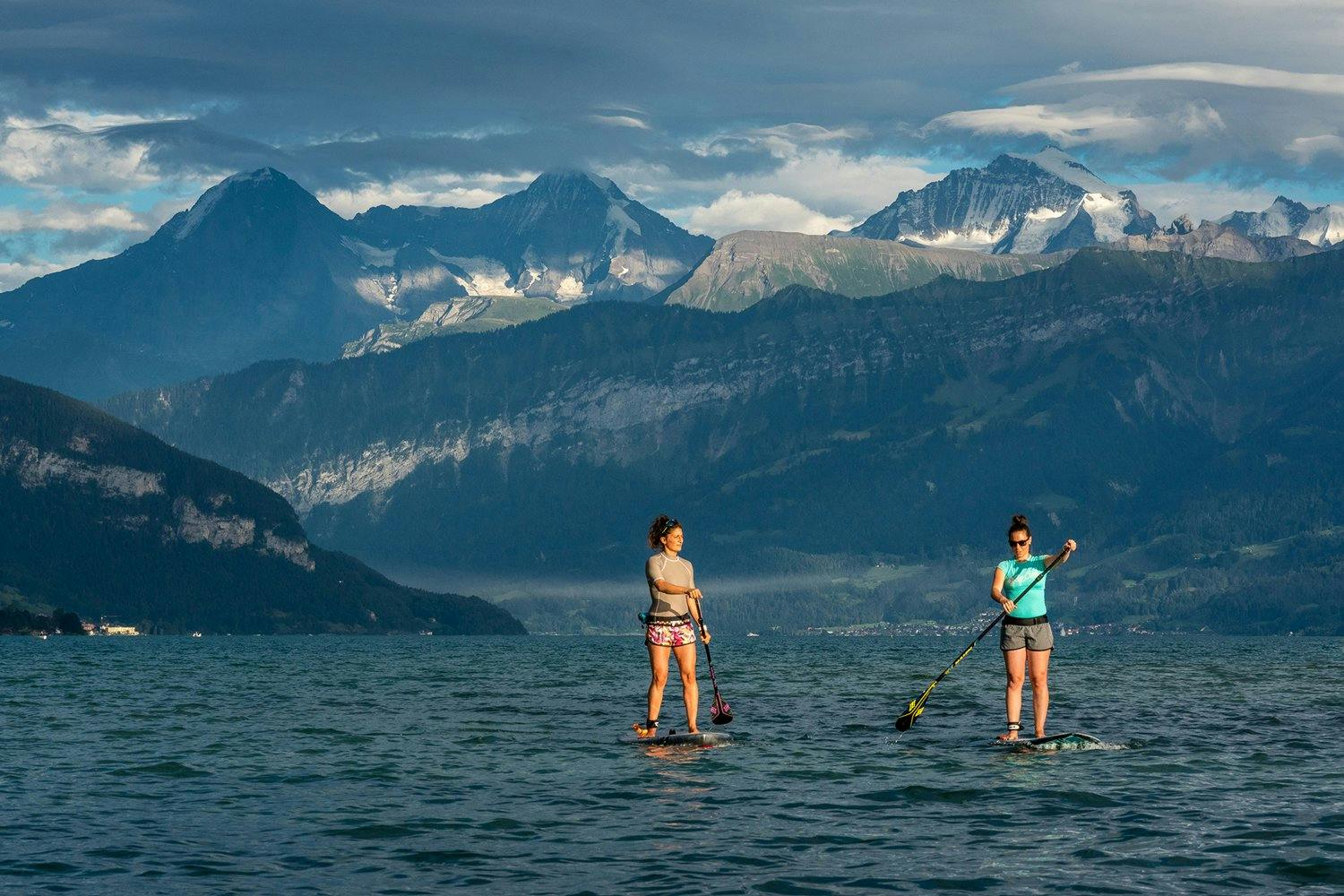 Pour les sportifs: faites du Stand-up-Paddle sur les lacs de Thoune et de Brienz et découvrez des chemins lacustres et des coins cachés ravissants.