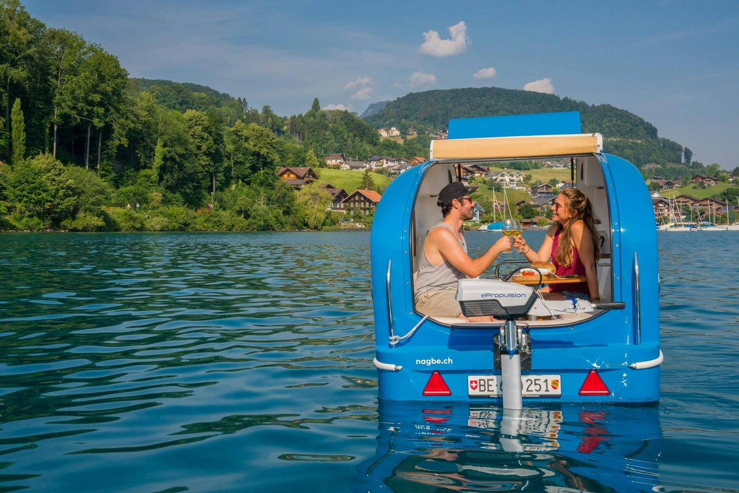 Le Sealander est à la fois un camping-car et un bateau électrique. Une fondue à bord du Sealander sur la lac de Thoune est une expérience exceptionnel...